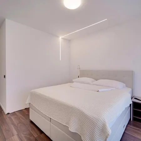 Diana Apartment *